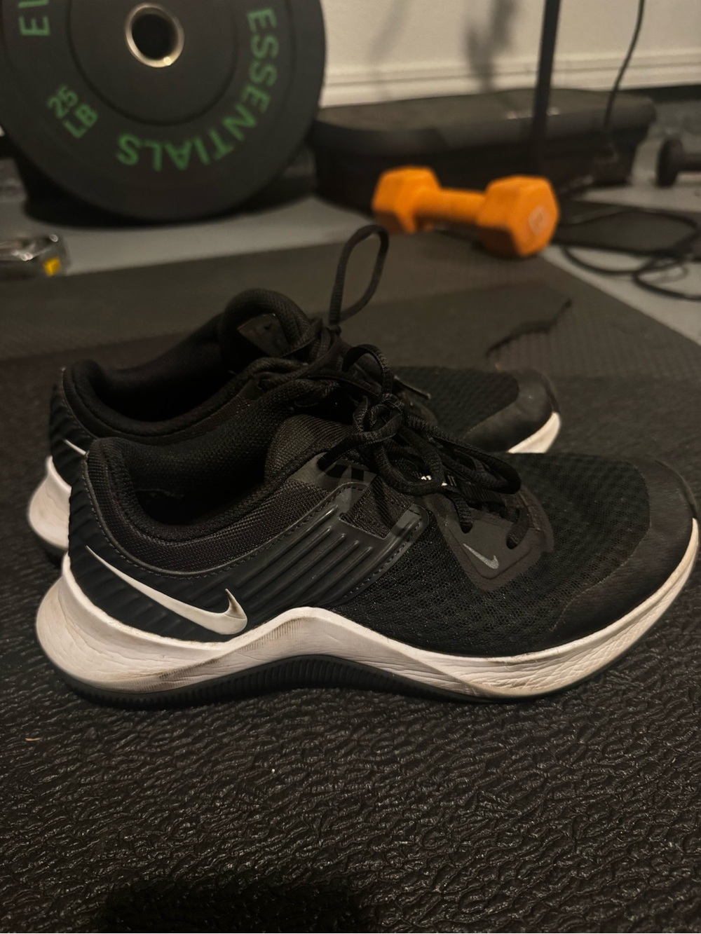 Nike Womens Black Athletic Training Shoes with White Midsole